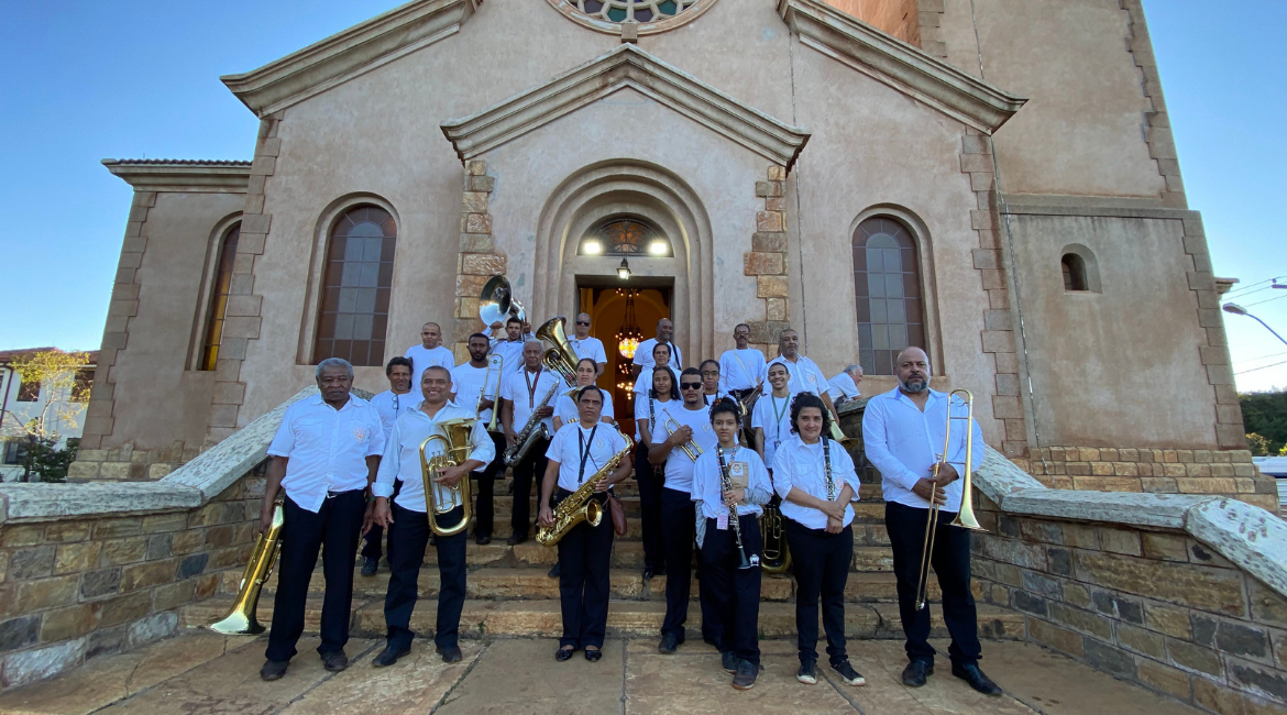 Projeto oferece formação musical e apresentações com banda tradicional de Miguel Burnier
