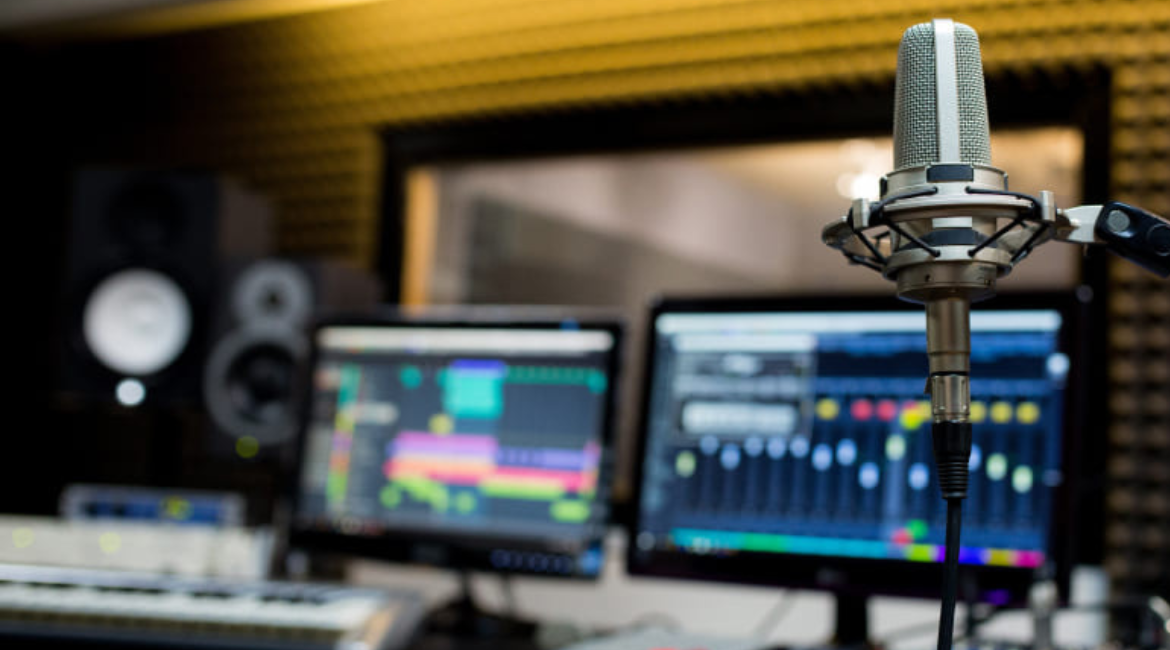 Multiverso do áudio: comunicadores ganham força ao expandir presença em diferentes plataformas, aponta Audacy