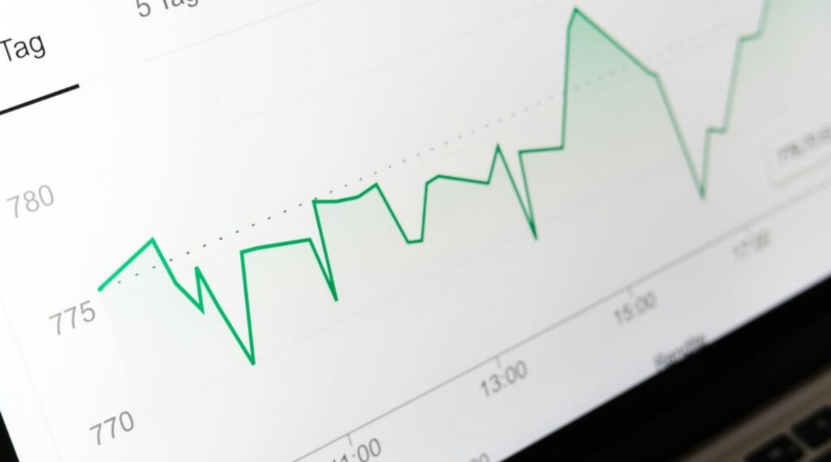 Estudo da Warc indica queda no gasto de publicidade das grandes marcas
